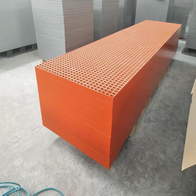 Phòng lưới màu cam có kích thước lưới 40x40 chiều cao 50mm, kích thước bảng 1007x4040mm, bề mặt rãnh.