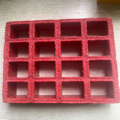 Kích thước lưới 38x38mm, lưới đúc FRP màu đỏ., bề mặt chống trượt với cát trên bề mặt. Hiệu suất rất tốt cho rửa xe và các vị trí làm việc khác