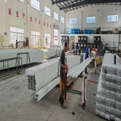 Hình dạng đặc biệt của hồ sơ FRP được thực hiện theo bản vẽ được cung cấp và được đặt hàng theo yêu cầu, với thảm kết hợp nhựa vinyl và polyester. Hiệu suất chống ăn mòn rất tốt và tuổi thọ dài