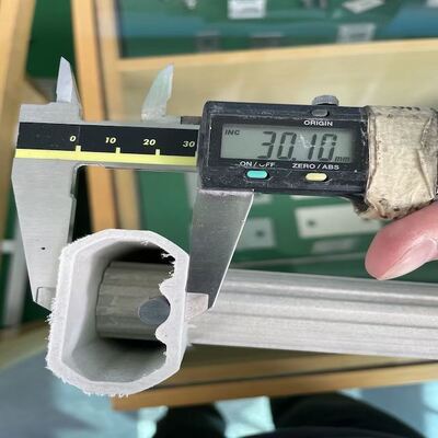 Các hồ sơ hình dạng không đều FRP Pultruded có cấu trúc nhẹ, sức mạnh cao và đặc tính chống ăn mòn tuyệt vời